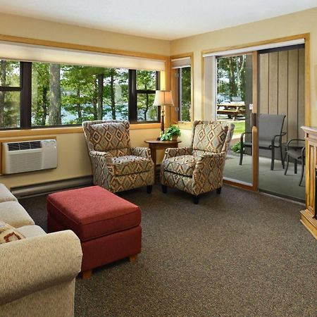 The Pointe Hotel And Suites Миноккуа Экстерьер фото
