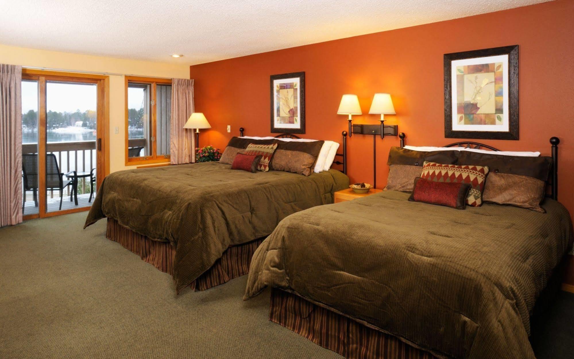 The Pointe Hotel And Suites Миноккуа Экстерьер фото