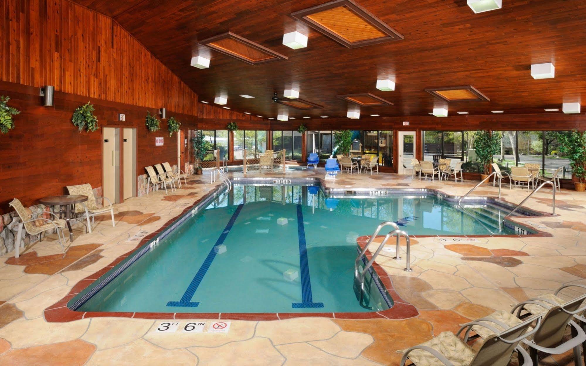 The Pointe Hotel And Suites Миноккуа Экстерьер фото